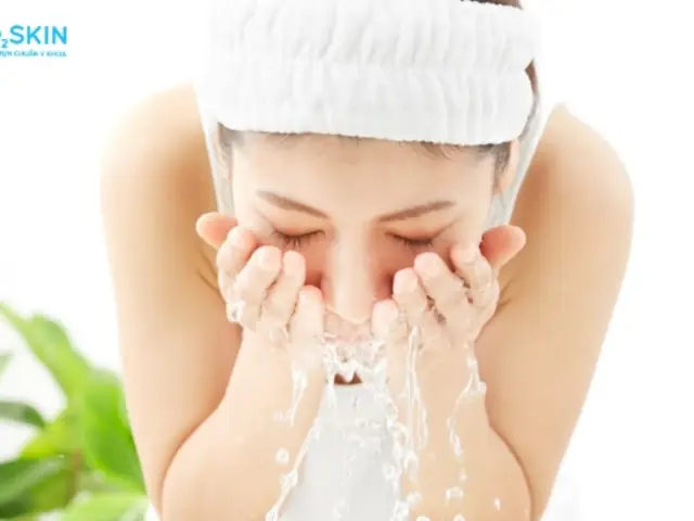 Bị Mụn Có Nên Rửa Mặt Bằng Nước Ấm? Giải Đáp Chi Tiết Từ Chuyên Gia Bị Mụn Có Nên Rửa Mặt Bằng Nước Ấm? Giải Đáp Chi Tiết Từ Chuyên Gia