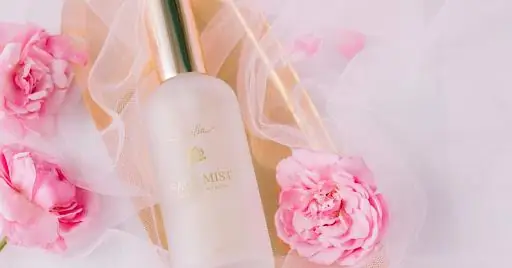 Bôi Nước Hoa Hồng Xong Có Cần Rửa Mặt Lại Không? Giải Đáp Chi Tiết