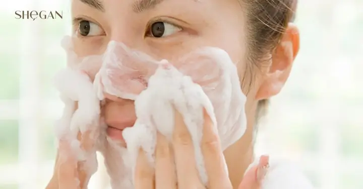 Có Nên Dùng Sữa Rửa Mặt Buổi Sáng? Giải Đáp Từ Chuyên Gia Có Nên Dùng Sữa Rửa Mặt Buổi Sáng? Giải Đáp Từ Chuyên Gia