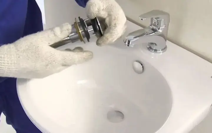 Cách Mở Nắp Bồn Rửa Mặt Toto Bị Kẹt Đơn Giản Tại Nhà Cách Mở Nắp Bồn Rửa Mặt Toto Bị Kẹt Đơn Giản Tại Nhà