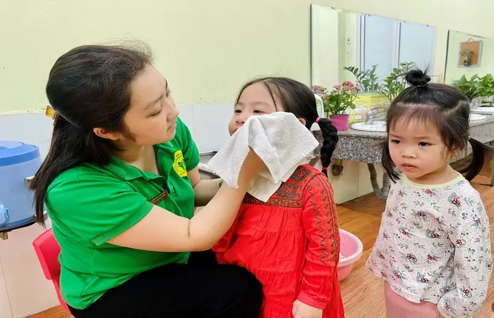 Hướng Dẫn Chi Tiết Cách Rửa Mặt Cho Trẻ Nhà Trẻ Đúng Chuẩn Hướng Dẫn Chi Tiết Cách Rửa Mặt Cho Trẻ Nhà Trẻ Đúng Chuẩn