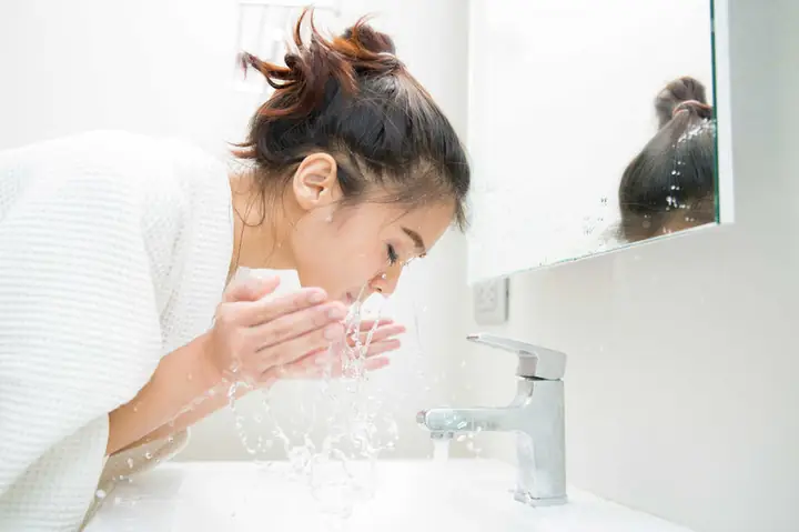 Cách Rửa Mặt Đúng Sau Khi Đắp Mặt Nạ Nghệ Để Da Sạch Sẽ, Không Vàng Lông Cách Rửa Mặt Đúng Sau Khi Đắp Mặt Nạ Nghệ Để Da Sạch Sẽ, Không Vàng Lông