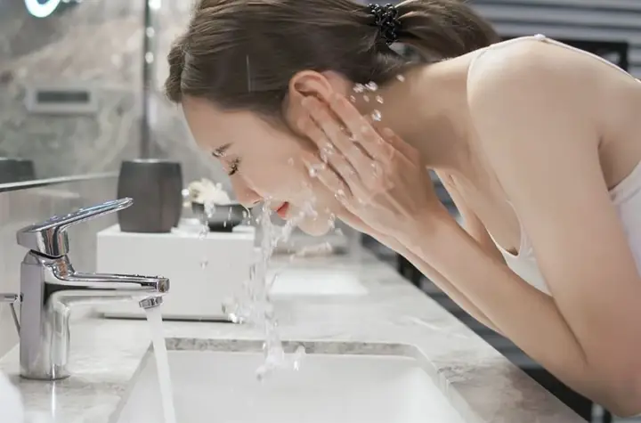 Sau Sinh Bao Lâu Thì Được Dùng Sữa Rửa Mặt Và Cách Chăm Sóc Da Mặt Chuẩn Chỉnh
