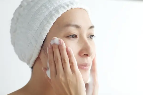Cách Rửa Mặt Đúng Cách Vào Mùa Đông Giúp Da Không Bị Khô Và Kích Ứng