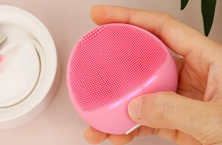 Có Nên Rửa Mặt Bằng Máy: Lợi Ích, Rủi Ro & Cách Sử Dụng Đúng