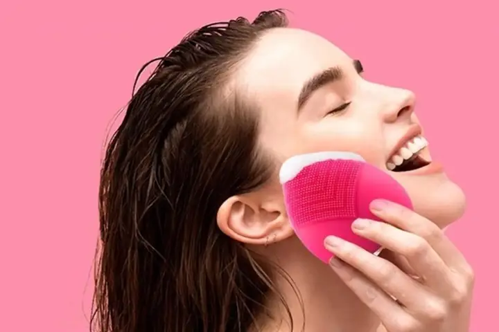 Có Nên Rửa Mặt Bằng Máy: Lợi Ích, Rủi Ro & Cách Sử Dụng Đúng