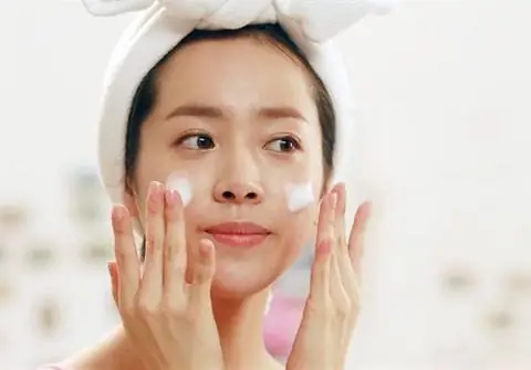 Có Nên Rửa Mặt Trước Khi Đi Ngủ Hay Không? Lợi Ích & Cách Thực Hiện Đúng