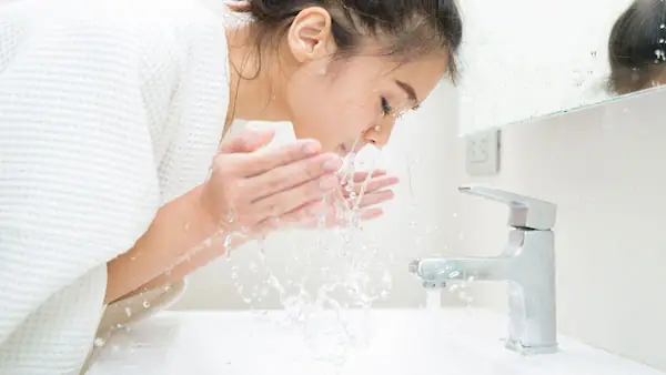 Có Nên Rửa Mặt Trước Khi Đi Ngủ Hay Không? Lợi Ích & Cách Thực Hiện Đúng