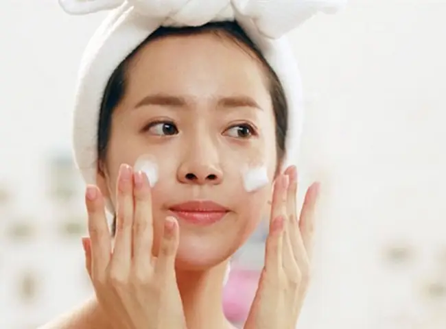 Có Nên Thay Đổi Sữa Rửa Mặt Thường Xuyên: Lợi Ích, Rủi Ro Và Thời Điểm Phù Hợp Có Nên Thay Đổi Sữa Rửa Mặt Thường Xuyên: Lợi Ích, Rủi Ro Và Thời Điểm Phù Hợp