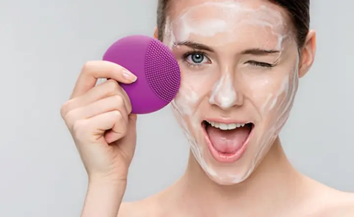 Dùng Máy Rửa Mặt Có Bị Xệ Da Không? Hướng Dẫn Sử Dụng Đúng Cách Để An Toàn Cho Da