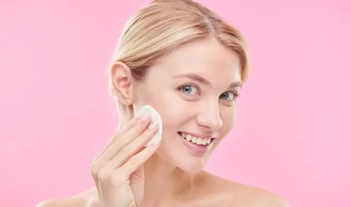 Dùng Nước Hoa Hồng Xong Có Cần Rửa Mặt Lại Không? Hướng Dẫn Chuẩn