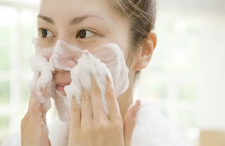 Dùng Nước Tẩy Trang Thay Sữa Rửa Mặt: Có Nên Không Và Tại Sao? Dùng Nước Tẩy Trang Thay Sữa Rửa Mặt: Có Nên Không Và Tại Sao?