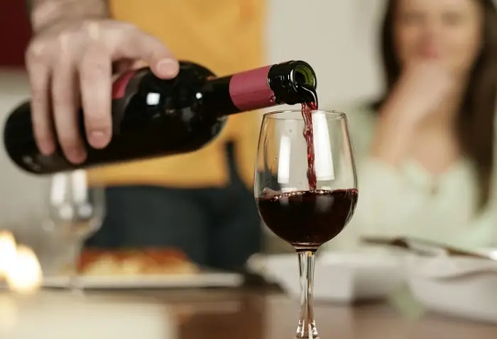 Rửa Mặt Bằng Rượu Trắng: Lợi Hay Hại, Có Nên Dùng Và Cách Làm An Toàn Rửa Mặt Bằng Rượu Trắng: Lợi Hay Hại, Có Nên Dùng Và Cách Làm An Toàn
