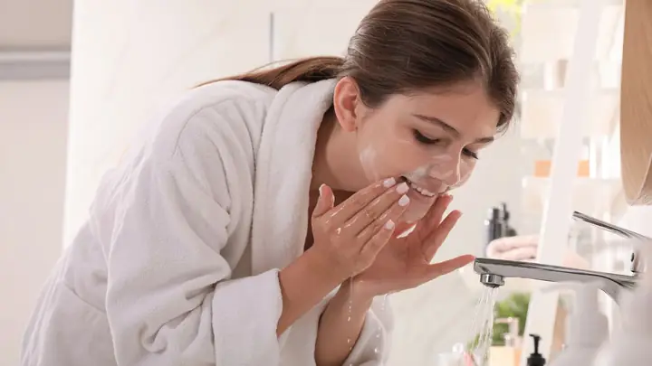 Hướng Dẫn Rửa Mặt Bằng Sữa Tươi Không Đường Đúng Cách: Công Dụng & Lưu Ý Hướng Dẫn Rửa Mặt Bằng Sữa Tươi Không Đường Đúng Cách: Công Dụng & Lưu Ý