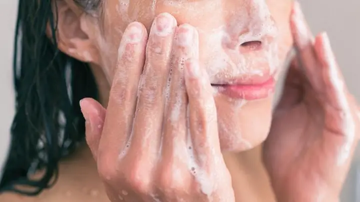 Dùng Xà Phòng Rửa Mặt: Nên Hay Không Nên & Cách Chọn Phù Hợp?