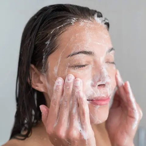 Dùng Xà Phòng Rửa Mặt: Nên Hay Không Nên & Cách Chọn Phù Hợp?