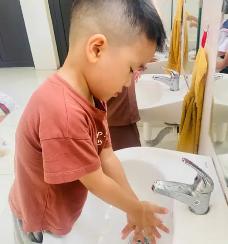 Hướng Dẫn Bé Tự Rửa Mặt Đúng Cách & Lưu Ý Chọn Sản Phẩm Phù Hợp Hướng Dẫn Bé Tự Rửa Mặt Đúng Cách & Lưu Ý Chọn Sản Phẩm Phù Hợp