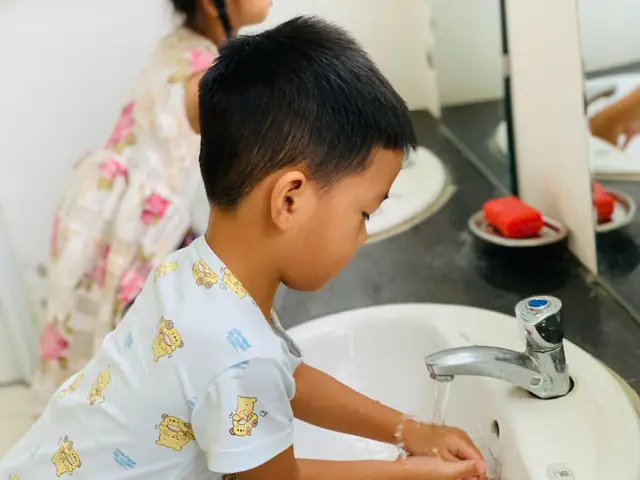 Hình Ảnh Bé Rửa Mặt: Hướng Dẫn Chi Tiết & Lợi Ích Vệ Sinh Hình Ảnh Bé Rửa Mặt: Hướng Dẫn Chi Tiết & Lợi Ích Vệ Sinh