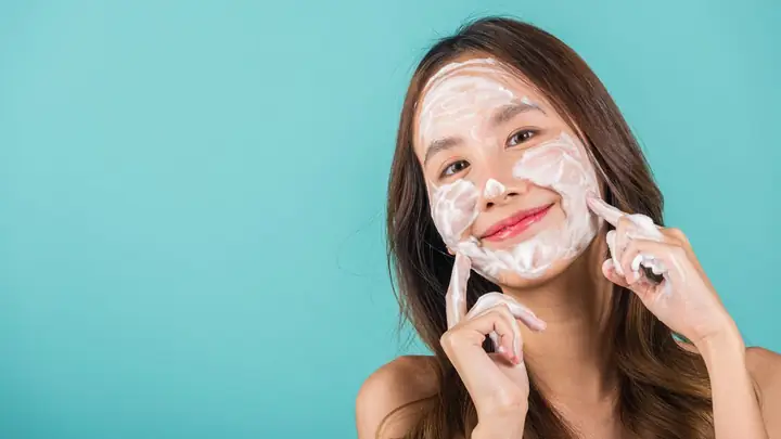 Mùa Đông Có Nên Dùng Sữa Rửa Mặt Không? Hướng Dẫn Chọn Sản Phẩm Phù Hợp Mùa Đông Có Nên Dùng Sữa Rửa Mặt Không? Hướng Dẫn Chọn Sản Phẩm Phù Hợp