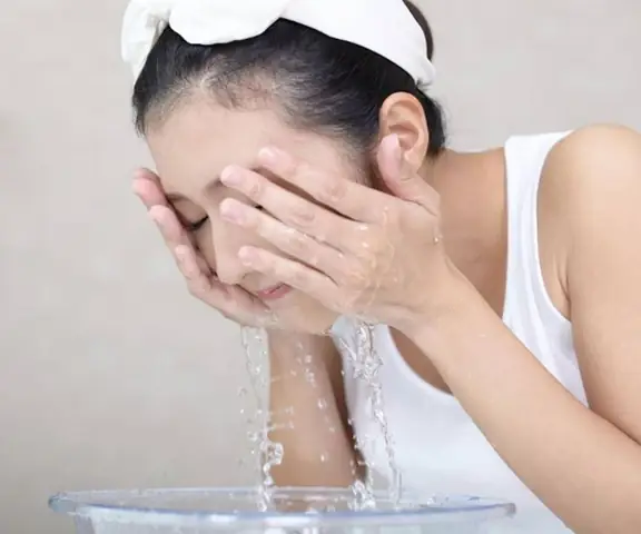 Mùa Đông Nên Rửa Mặt Bằng Nước Nóng Hay Lạnh Tốt Nhất Cho Da? Mùa Đông Nên Rửa Mặt Bằng Nước Nóng Hay Lạnh Tốt Nhất Cho Da?