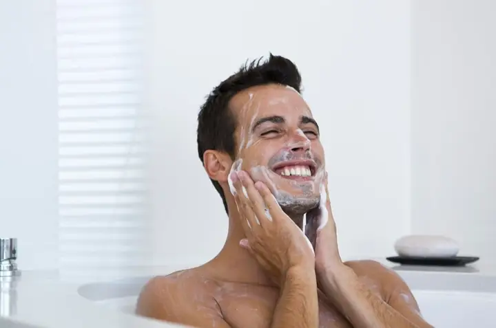 Nam Có Dùng Được Sữa Rửa Mặt Của Nữ Không? Giải Đáp Từ Chuyên Gia