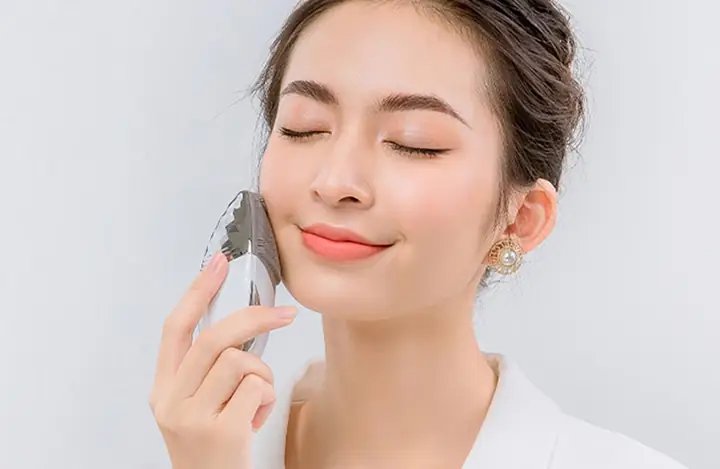 Nên Rửa Mặt Bằng Tay Hay Máy: Lựa Chọn Tốt Nhất Cho Làn Da Của Bạn?