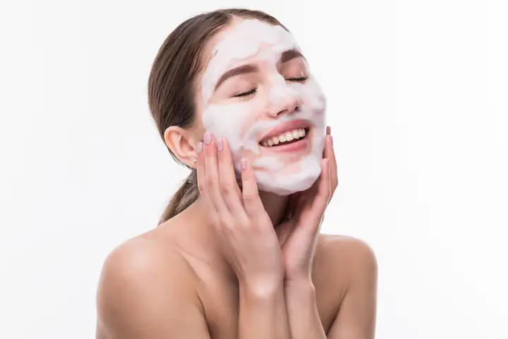 Nên Rửa Mặt Bằng Tay Hay Máy: Lựa Chọn Tốt Nhất Cho Làn Da Của Bạn?