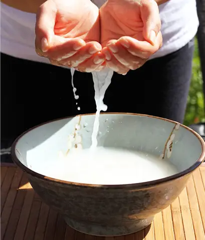 Rửa Mặt Bằng Nước Vo Gạo Đúng Cách: Bí Quyết Dưỡng Da Sáng Mịn, Sạch Mụn Tự Nhiên