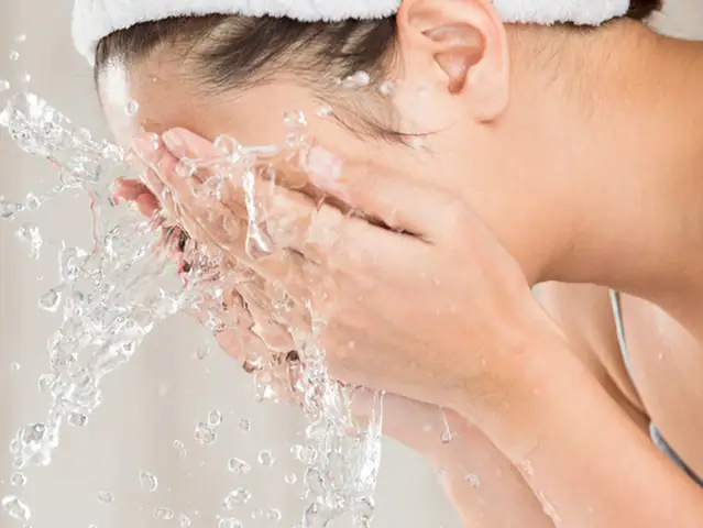 Rửa Mặt Bằng Nước Khoáng Có Ga: Lợi Ích, Cách Thực Hiện & Lưu Ý Từ Chuyên Gia Rửa Mặt Bằng Nước Khoáng Có Ga: Lợi Ích, Cách Thực Hiện & Lưu Ý Từ Chuyên Gia