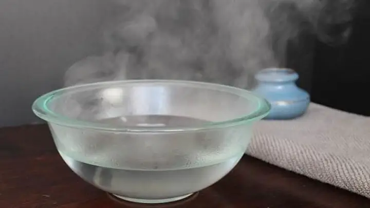 Rửa Mặt Bằng Gì Tốt Nhất Cho Từng Loại Da: Nước Ấm, Lạnh, Muối Sinh Lý & Lưu Ý