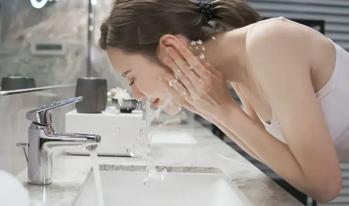 Rửa Mặt Bằng Gì Tốt Nhất? 7+ Cách Làm Sạch Da Hiệu Quả & An Toàn Rửa Mặt Bằng Gì Tốt Nhất? 7+ Cách Làm Sạch Da Hiệu Quả & An Toàn
