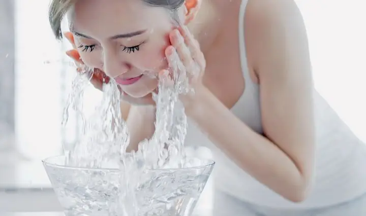 Rửa Mặt Bằng Nước: Nóng, Lạnh, Ấm Hay Lọc Tốt Hơn Cho Da? Rửa Mặt Bằng Nước: Nóng, Lạnh, Ấm Hay Lọc Tốt Hơn Cho Da?