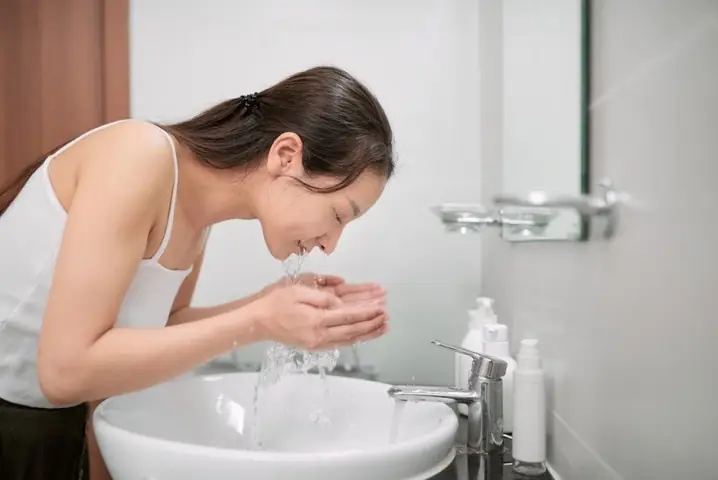 Rửa Mặt Bằng Nước Cất: Lợi Ích, Rủi Ro Và Lưu Ý Cho Làn Da Khỏe Mạnh Rửa Mặt Bằng Nước Cất: Lợi Ích, Rủi Ro Và Lưu Ý Cho Làn Da Khỏe Mạnh