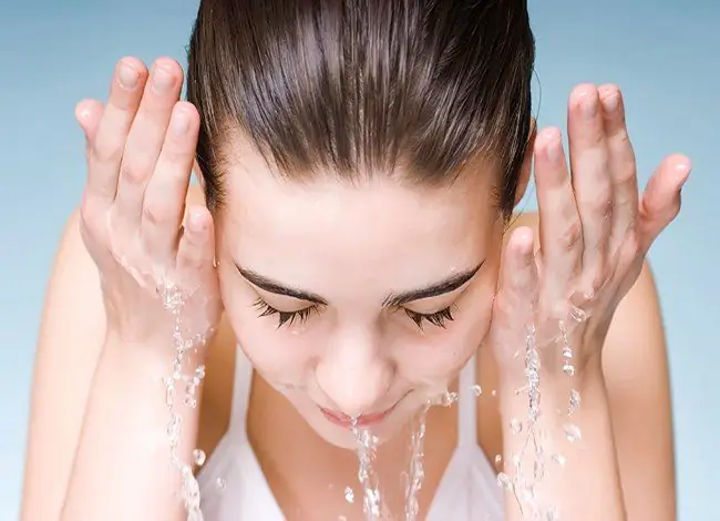 Rửa Mặt Bằng Nước Lạnh: Có Nên Hay Không? Lợi Ích Và Lưu Ý Cho Từng Loại Da Rửa Mặt Bằng Nước Lạnh: Có Nên Hay Không? Lợi Ích Và Lưu Ý Cho Từng Loại Da