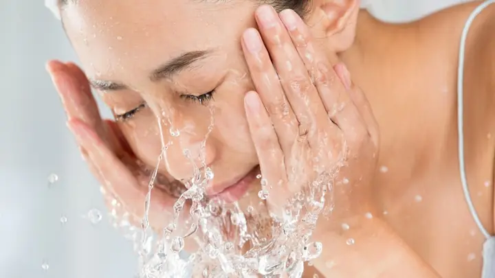 Rửa Mặt Bằng Nước Lạnh Có Tốt Không? Lợi Ích Và Lưu Ý Cho Da