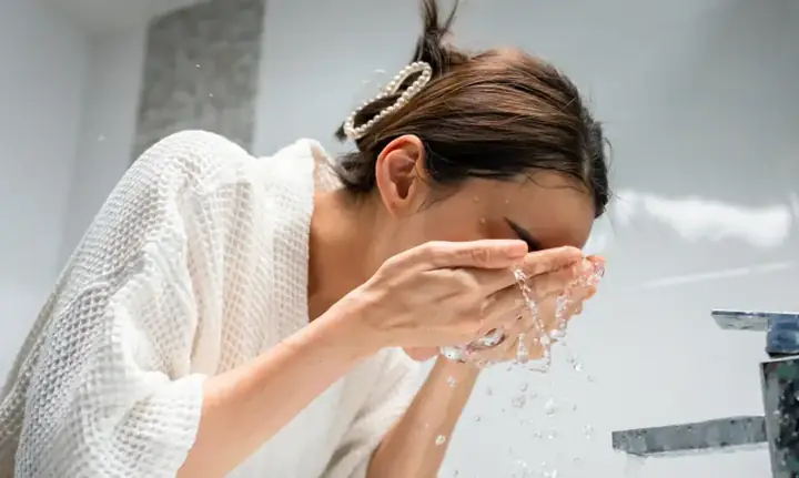 Rửa Mặt Bằng Nước Lạnh Hay Nóng Tốt Hơn Cho Da? Hướng Dẫn Lựa Chọn Đúng Cách Rửa Mặt Bằng Nước Lạnh Hay Nóng Tốt Hơn Cho Da? Hướng Dẫn Lựa Chọn Đúng Cách
