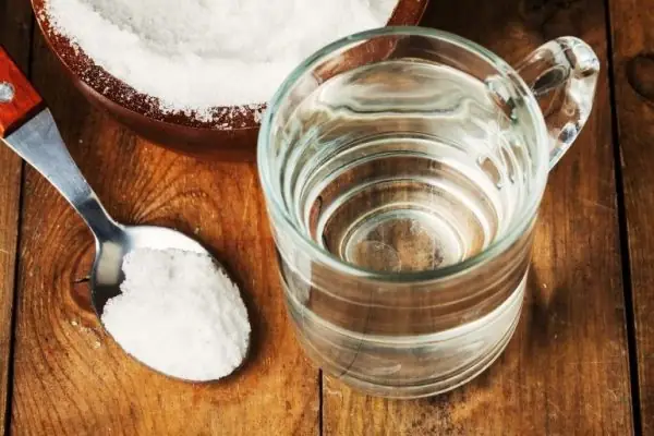 Rửa Mặt Bằng Nước Muối Ăn: Có Nên Hay Không Và Những Lưu Ý Quan Trọng Rửa Mặt Bằng Nước Muối Ăn: Có Nên Hay Không Và Những Lưu Ý Quan Trọng