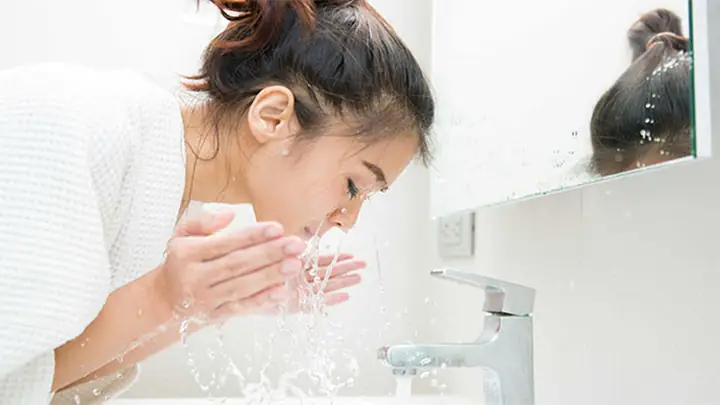 Rửa Mặt Bằng Nước Muối Loãng Có Tốt Không? Lợi Ích, Tác Hại Và Lưu Ý