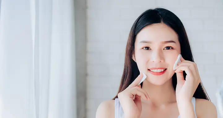 Rửa Mặt Bằng Nước Muối Sinh Lý: Lợi Ích, Tác Dụng & Cách Dùng Đúng Rửa Mặt Bằng Nước Muối Sinh Lý: Lợi Ích, Tác Dụng & Cách Dùng Đúng
