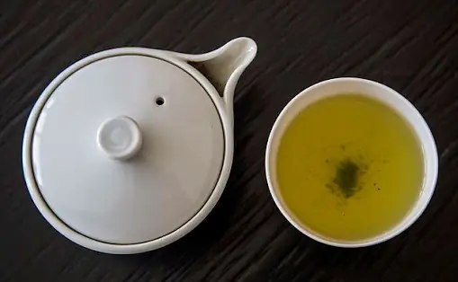 Rửa Mặt Bằng Nước Trà Xanh Mỗi Ngày: Lợi Ích, Cách Thực Hiện Và Lưu Ý Cho Làn Da Sáng Khỏe