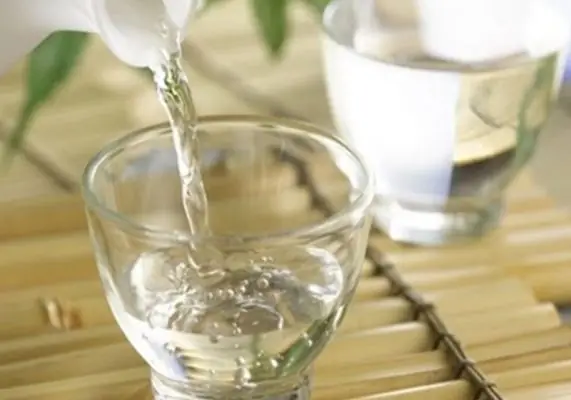 Rửa Mặt Bằng Rượu Trắng: Có Tốt Không, Lợi Hay Hại Và Cách Dùng An Toàn Rửa Mặt Bằng Rượu Trắng: Có Tốt Không, Lợi Hay Hại Và Cách Dùng An Toàn
