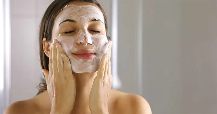 Rửa Mặt Bằng Sữa Tắm Em Bé: Có Nên Hay Không Và Những Lưu Ý Cần Biết