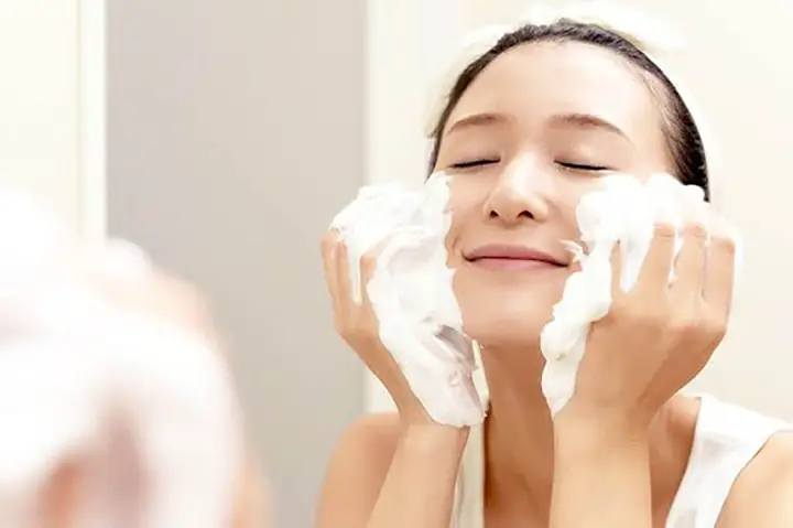 Rửa Mặt Buổi Sáng: Có Nên Dùng Sữa Rửa Mặt & Giải Đáp Chi Tiết Rửa Mặt Buổi Sáng: Có Nên Dùng Sữa Rửa Mặt & Giải Đáp Chi Tiết