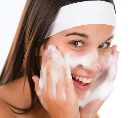 Rửa Mặt Hết Mụn: Hướng Dẫn Đúng Cách Giảm Viêm, Ngừa Tái Phát Rửa Mặt Hết Mụn: Hướng Dẫn Đúng Cách Giảm Viêm, Ngừa Tái Phát