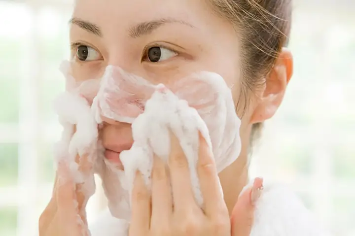 Rửa Mặt Sạch Tại Nhà: 15+ Cách Hiệu Quả Không Cần Sữa Rửa Mặt