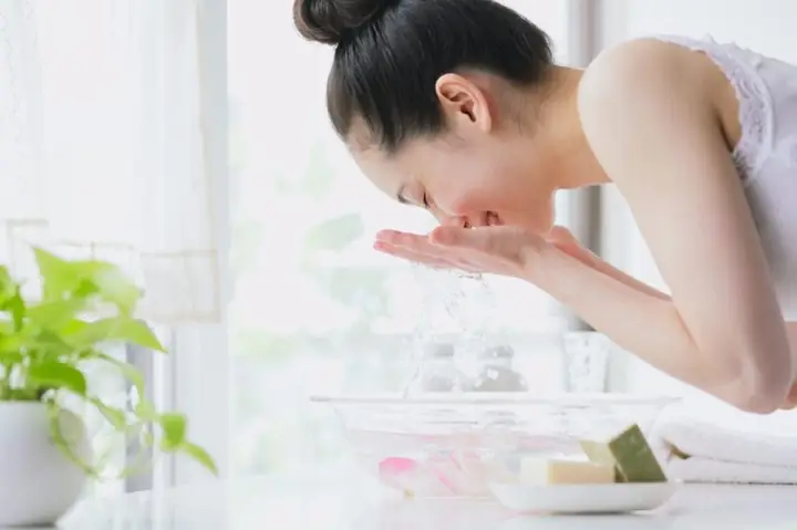 Rửa Mặt Sạch Tại Nhà: 15+ Cách Hiệu Quả Không Cần Sữa Rửa Mặt