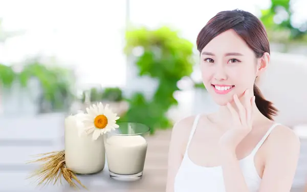 Rửa Mặt Bằng Sữa Tươi Hàng Ngày Có Tốt Không? Lợi Ích Và Lưu Ý Cần Biết