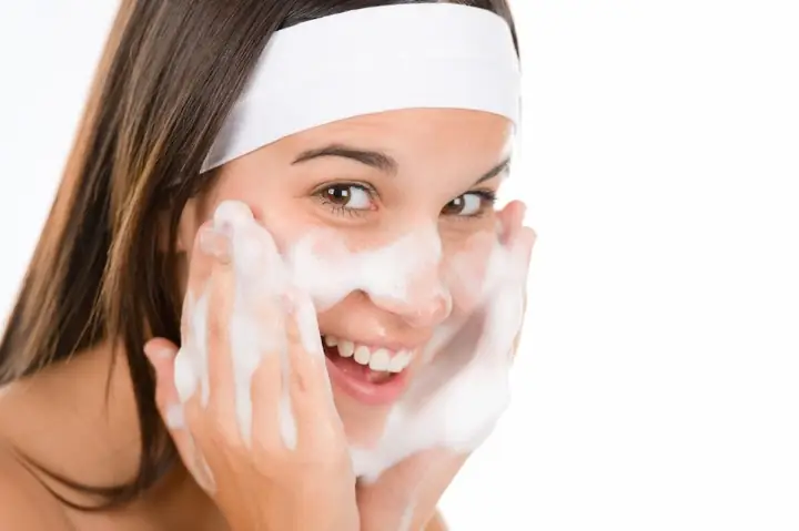 Rửa Mặt Tẩy Da Chết Đúng Cách: Trình Tự Chuẩn & Lựa Chọn Sản Phẩm Phù Hợp