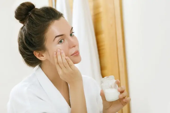 Rửa Mặt Bằng Dầu Dừa: Hướng Dẫn Chi Tiết Tác Dụng & Cách Sử Dụng Hiệu Quả Rửa Mặt Bằng Dầu Dừa: Hướng Dẫn Chi Tiết Tác Dụng & Cách Sử Dụng Hiệu Quả