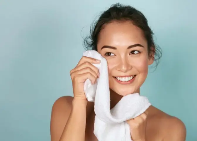 Sau Khi Rửa Mặt Nên Lau Khô Bằng Gì Để Bảo Vệ Da Tốt Nhất?